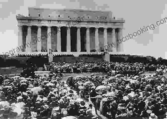 A Historical Photograph Of The Dedication Ceremony Of The Lincoln Memorial In 1922, Attended By Veterans And Dignitaries. 14 Fun Facts About The Lincoln Memorial: A 15 Minute (15 Minute 53)